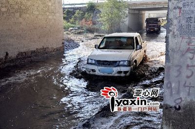 乌鲁木齐经济技术开发区路面积水淹没车轮_新浪新闻